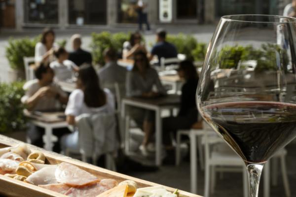 Dehor Salerno tagliere salumi e formaggi vino rosso aperitivo Salerno Piazza Portanova