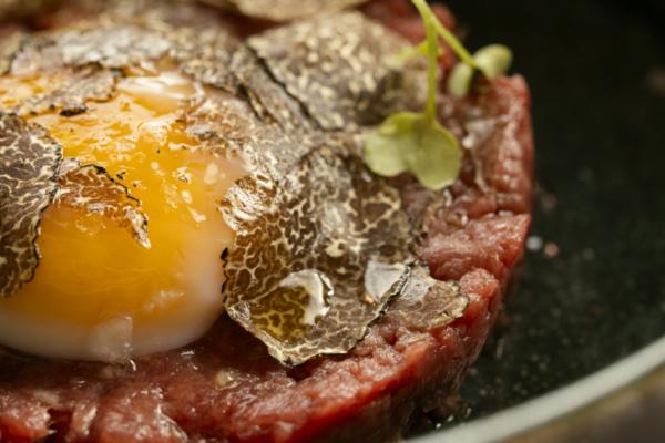 Tartare di Manzo con uovo cotto a bassa temperatura e tartufo nero Salerno Centro